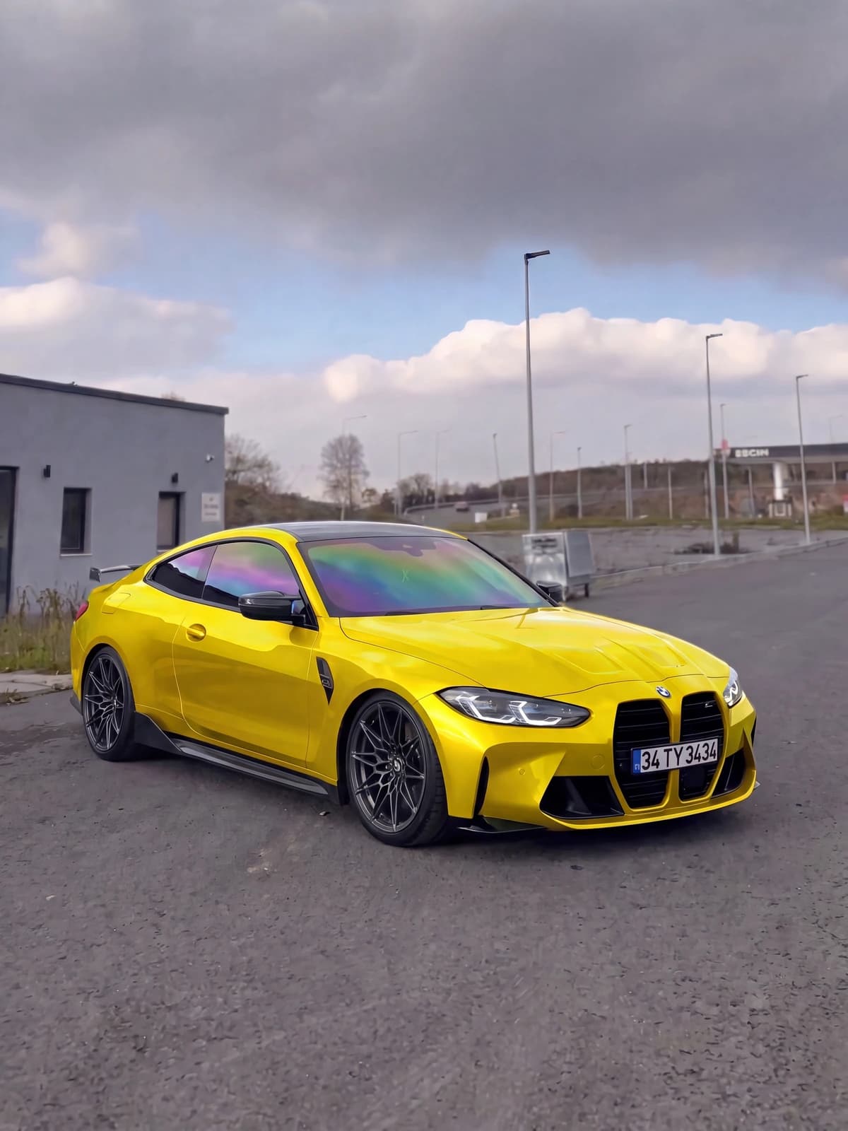 Modifikasyon sonrası sarı BMW